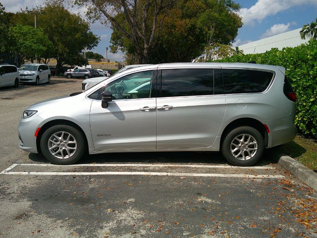 Silver Chrysler Pacifica image number 13