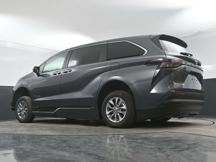 New 2025 Toyota Sienna Hybrid XLE Base - BraunAbility Side Entry Entry In Floor Automatic Ramp