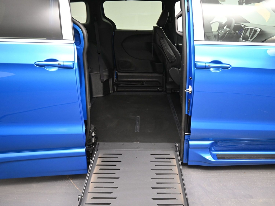 Blue Chrysler Pacifica image number 10