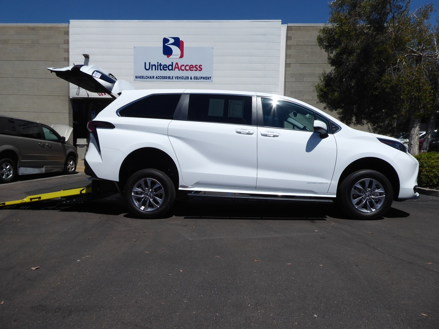 New 2026 Toyota Sienna Hybrid LE - Vantage Mobility Rear Entry Fold Out Manual Ramp