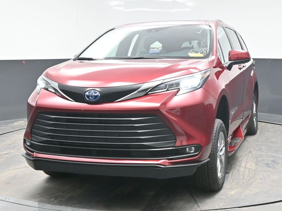 New 2025 Toyota Sienna Hybrid XLE Plus - BraunAbility Side Entry Entry Fold Out Automatic Ramp