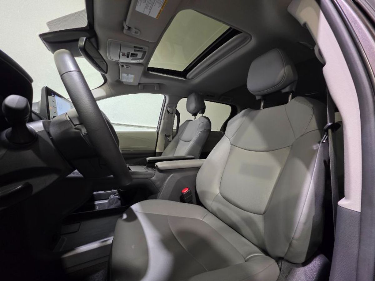 Grey Toyota Sienna image number 26