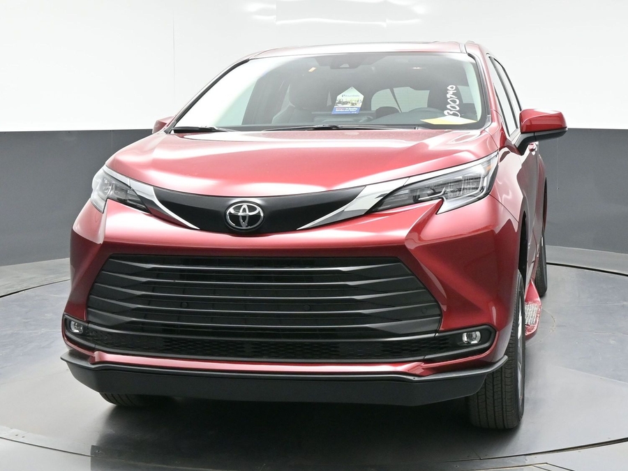 Red Toyota Sienna image number 6