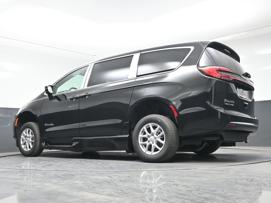 Black Chrysler Pacifica image number 17