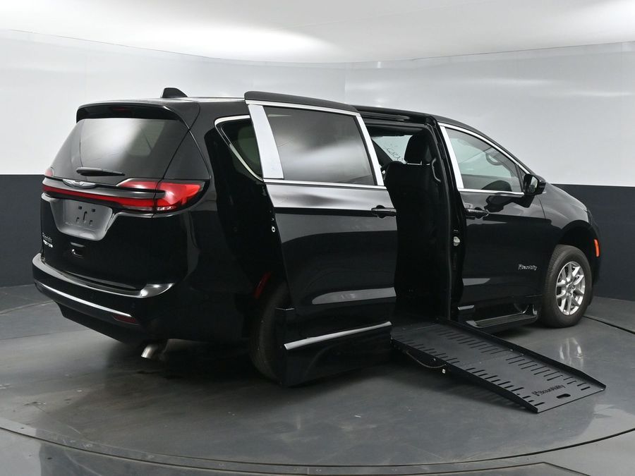 New 2025 Chrysler Pacifica Select Safety - BraunAbility Side Entry Entry Fold Out Automatic Ramp