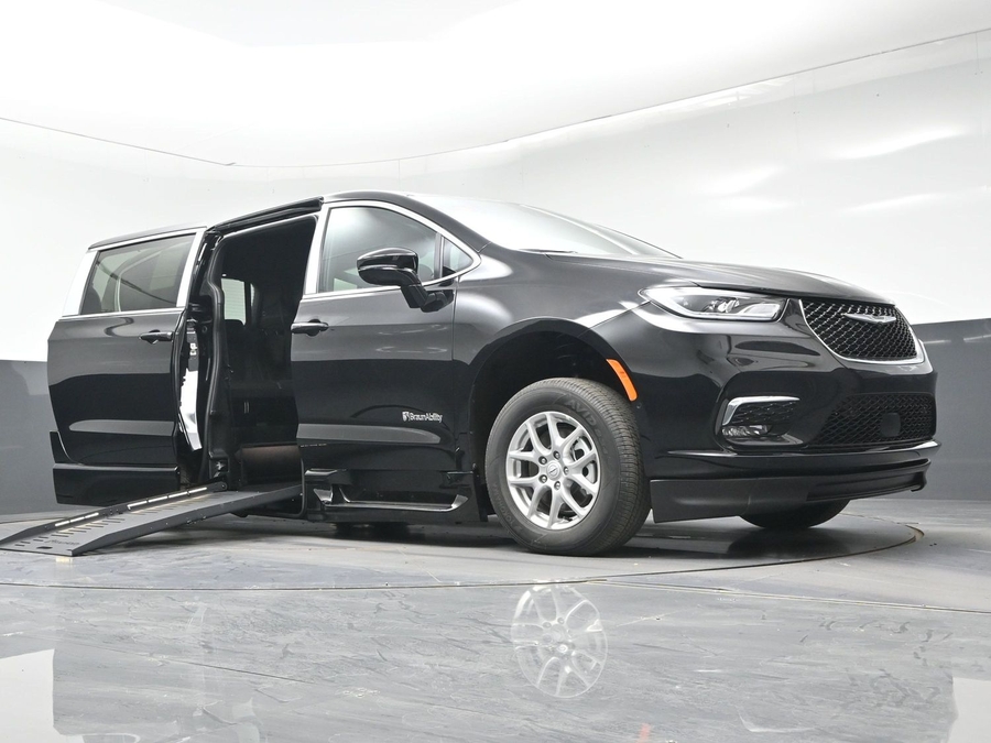 Black Chrysler Pacifica image number 15