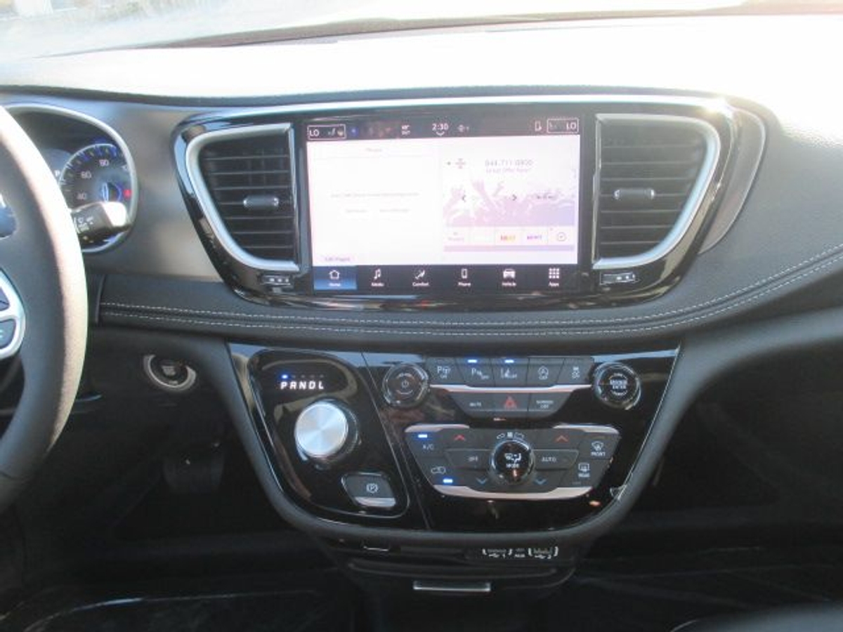 Grey Chrysler Pacifica image number 8