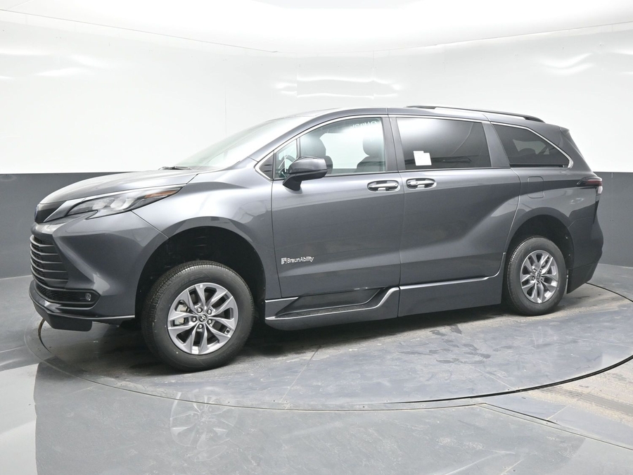 New 2025 Toyota Sienna Hybrid XLE Plus - BraunAbility Side Entry Entry Fold Out Automatic Ramp