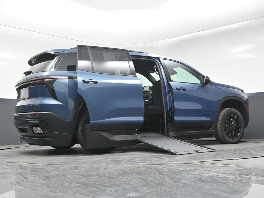 New 2026 Chevrolet Traverse 1LT Midnight - BraunAbility Side Entry In Floor Automatic Ramp