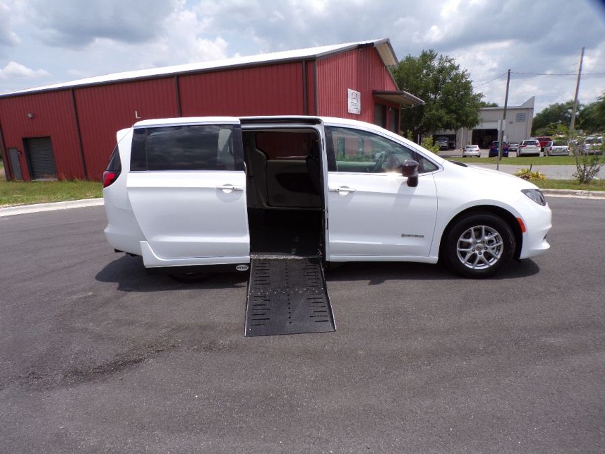 White Chrysler Voyager image number 1