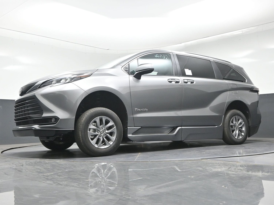 New 2026 Toyota Sienna Hybrid XLE Base - BraunAbility Side Entry Fold Out Automatic Ramp