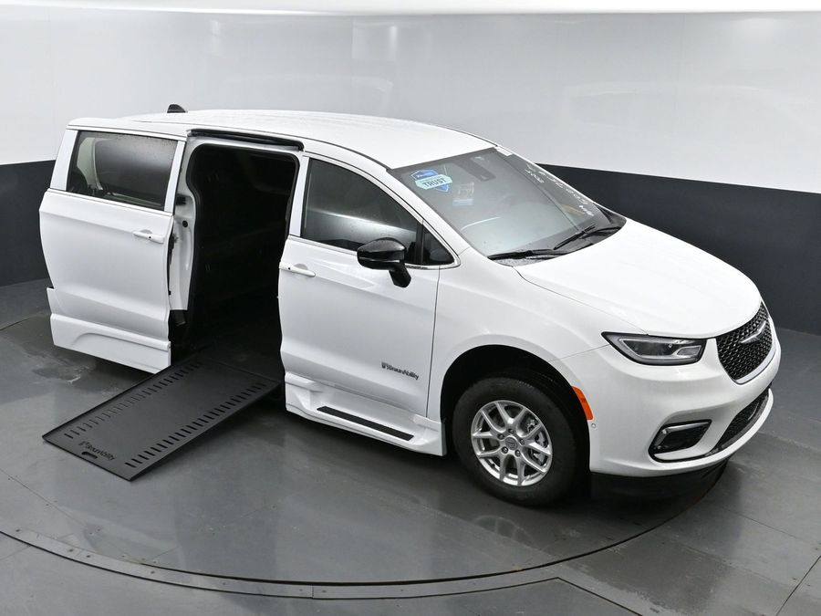 New 2025 Chrysler Pacifica Select Safety - BraunAbility Side Entry Entry In Floor Automatic Ramp