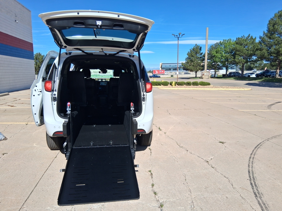 White Chrysler Voyager image number 9