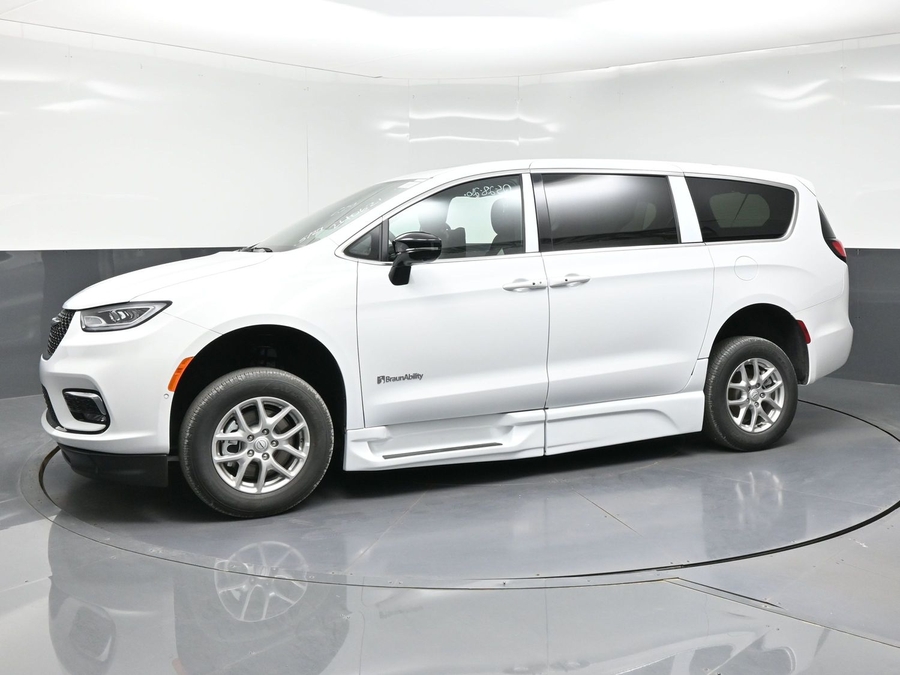 New 2026 Chrysler Pacifica Select Plus - BraunAbility Side Entry Entry In Floor Automatic Ramp