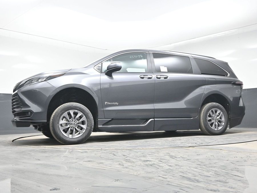 Grey Toyota Sienna image number 19