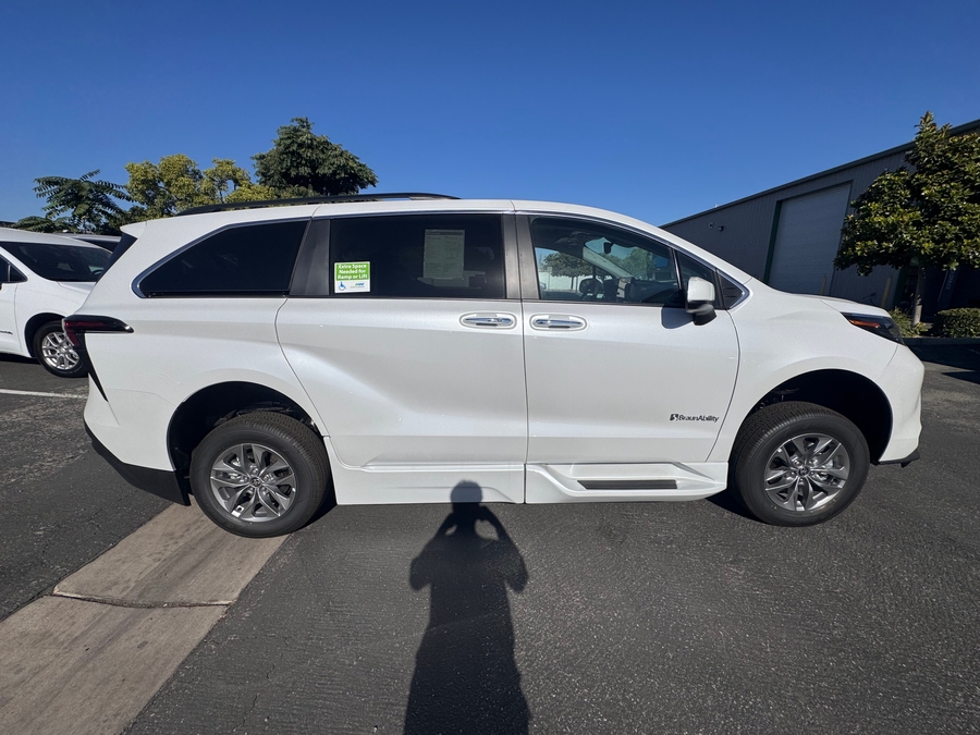 White Toyota Sienna image number 2