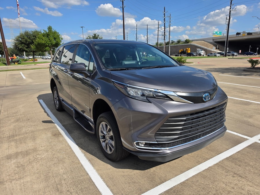 Used 2024 Toyota Sienna Hybrid XLE - BraunAbility Side Entry Fold Out Automatic Ramp