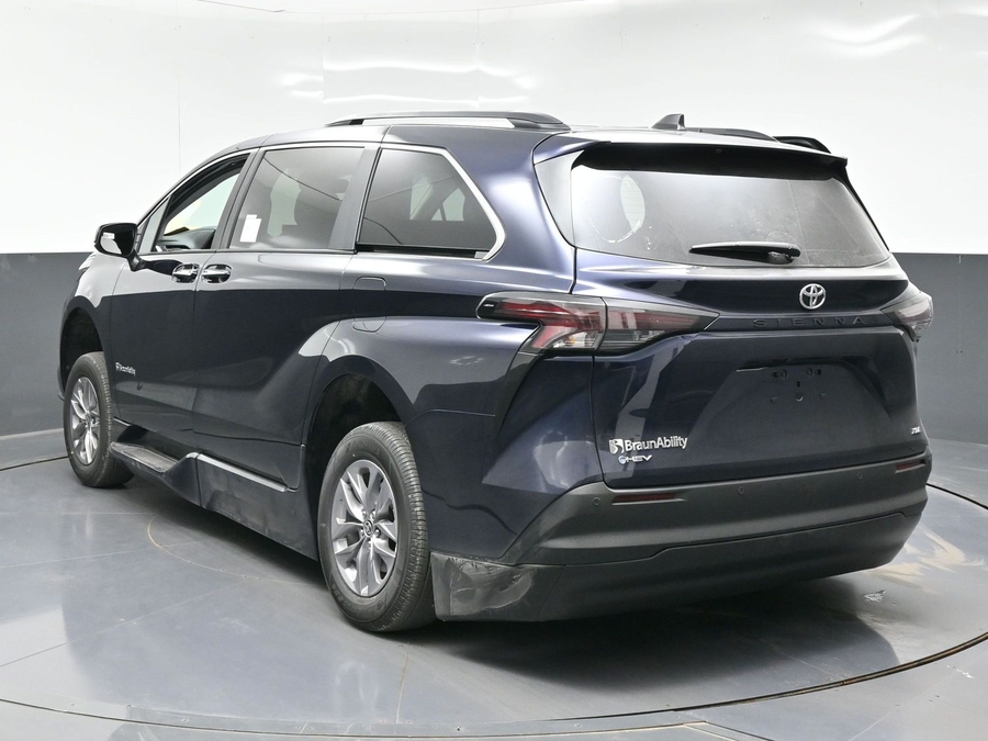 Blue Toyota Sienna image number 2
