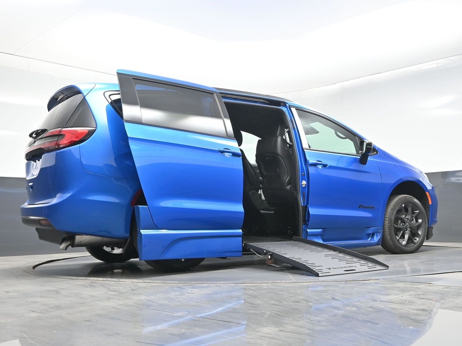New 2026 Chrysler Pacifica Select Sport - BraunAbility Side Entry Entry Fold Out Automatic Ramp
