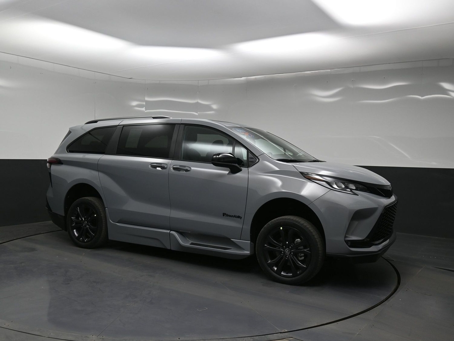 New 2026 Toyota Sienna Hybrid XSE Sport - BraunAbility Side Entry In Floor Automatic Ramp