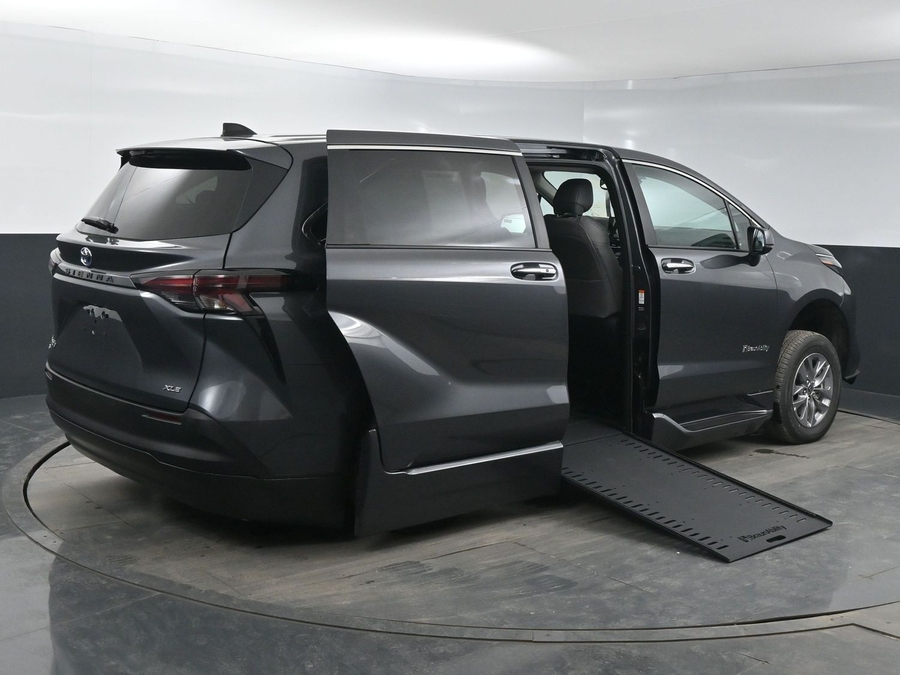 New 2025 Toyota Sienna Hybrid XLE Base - BraunAbility Side Entry Entry In Floor Automatic Ramp