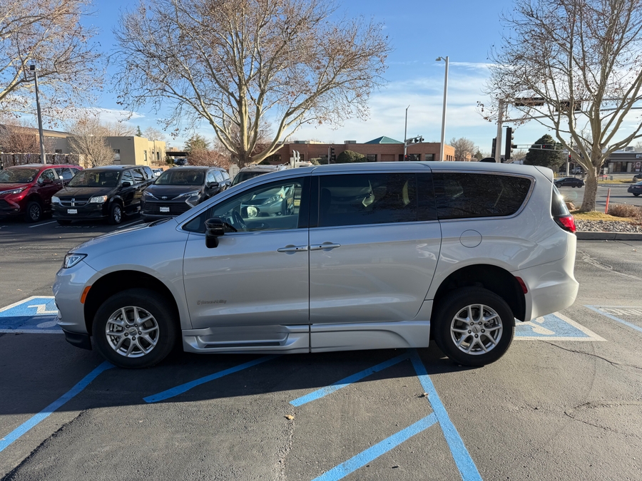 Used 2024 Chrysler Pacifica Touring L - BraunAbility Side Entry Entry Fold Out Automatic Ramp