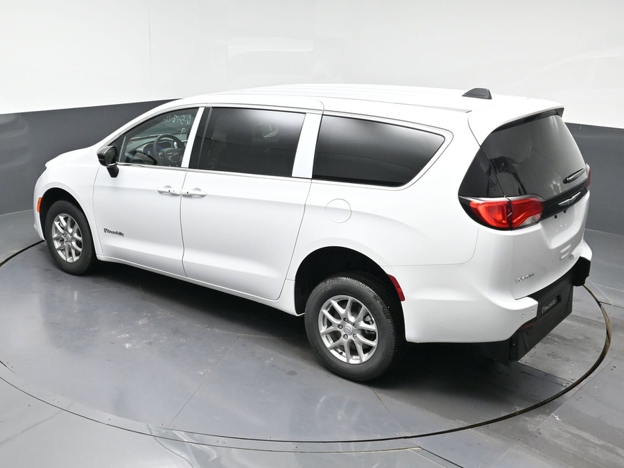 White Chrysler Voyager image number 23