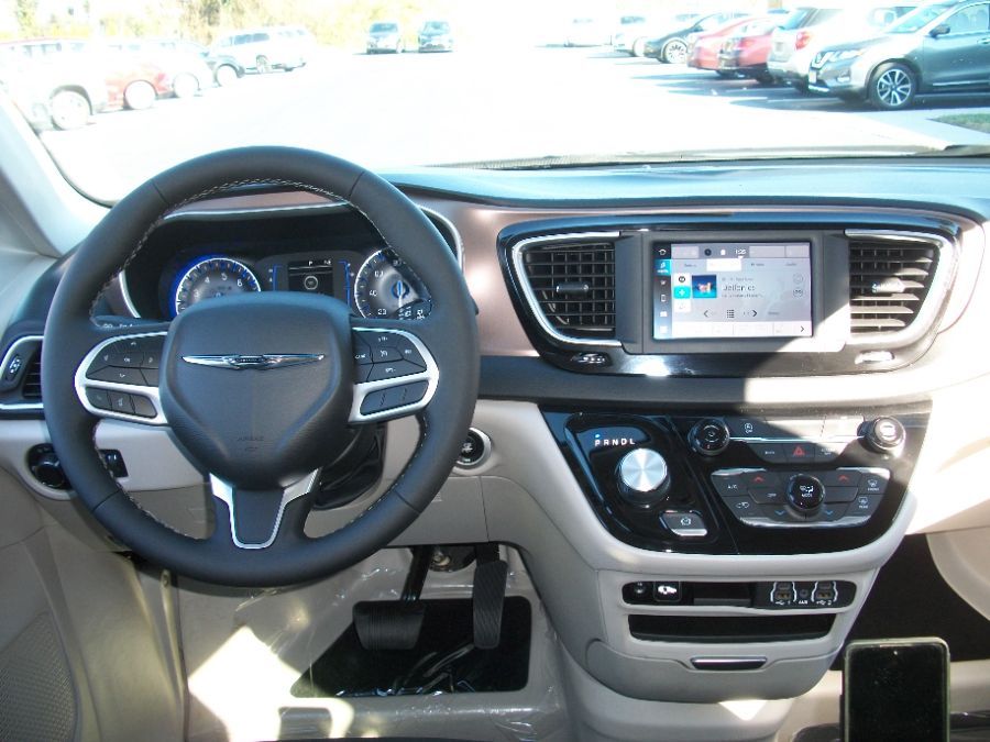 White Chrysler Voyager image number 8