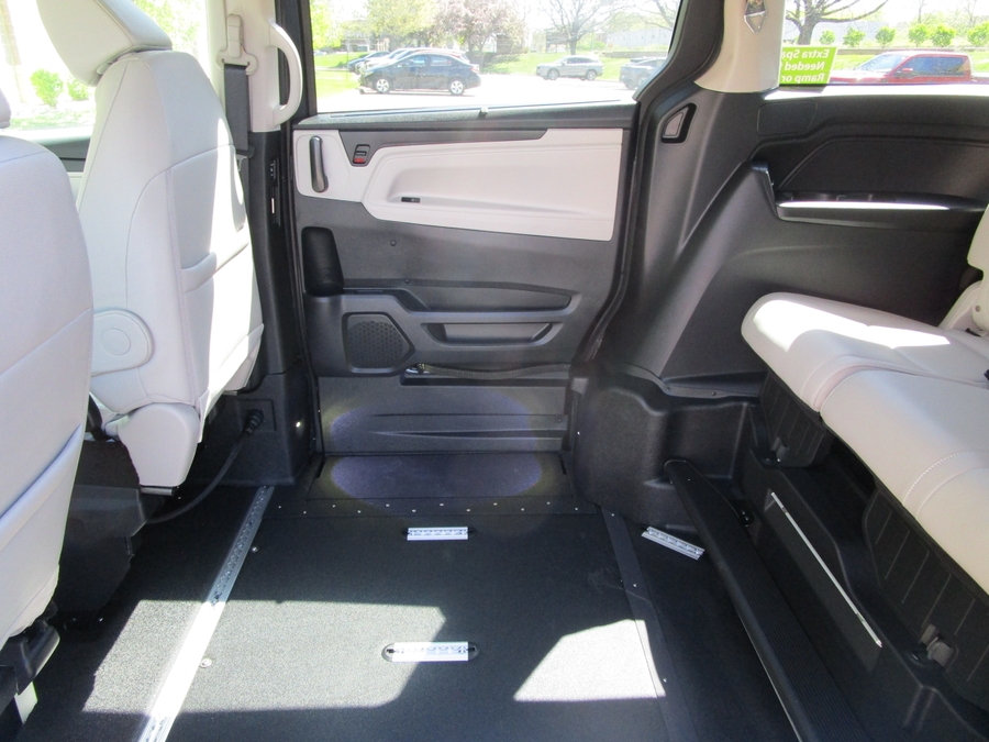 Blue Honda Odyssey image number 8