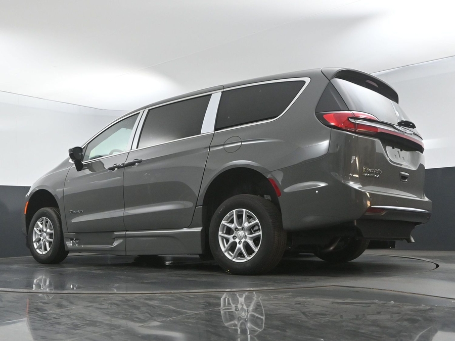 New 2025 Chrysler Pacifica Select Safety - BraunAbility Side Entry Entry In Floor Automatic Ramp