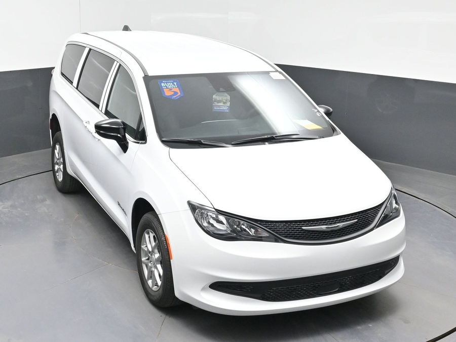 White Chrysler Voyager image number 21