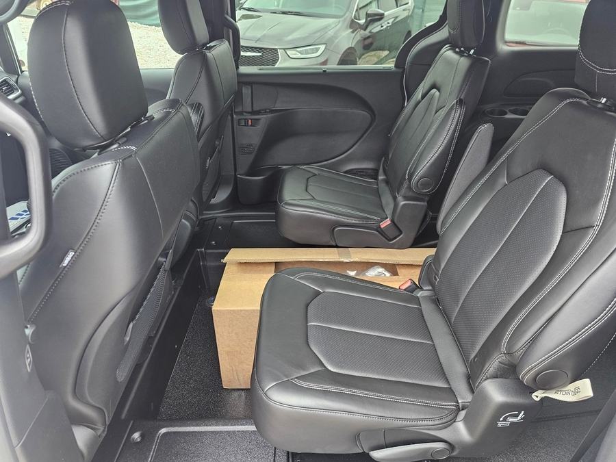 White Chrysler Voyager image number 11
