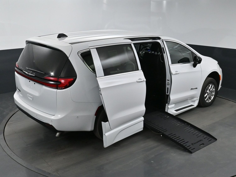 New 2025 Chrysler Pacifica Select Safety - BraunAbility Side Entry Entry Fold Out Automatic Ramp