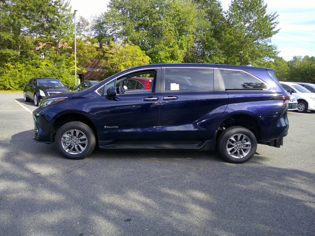 Blue Toyota Sienna image number 4