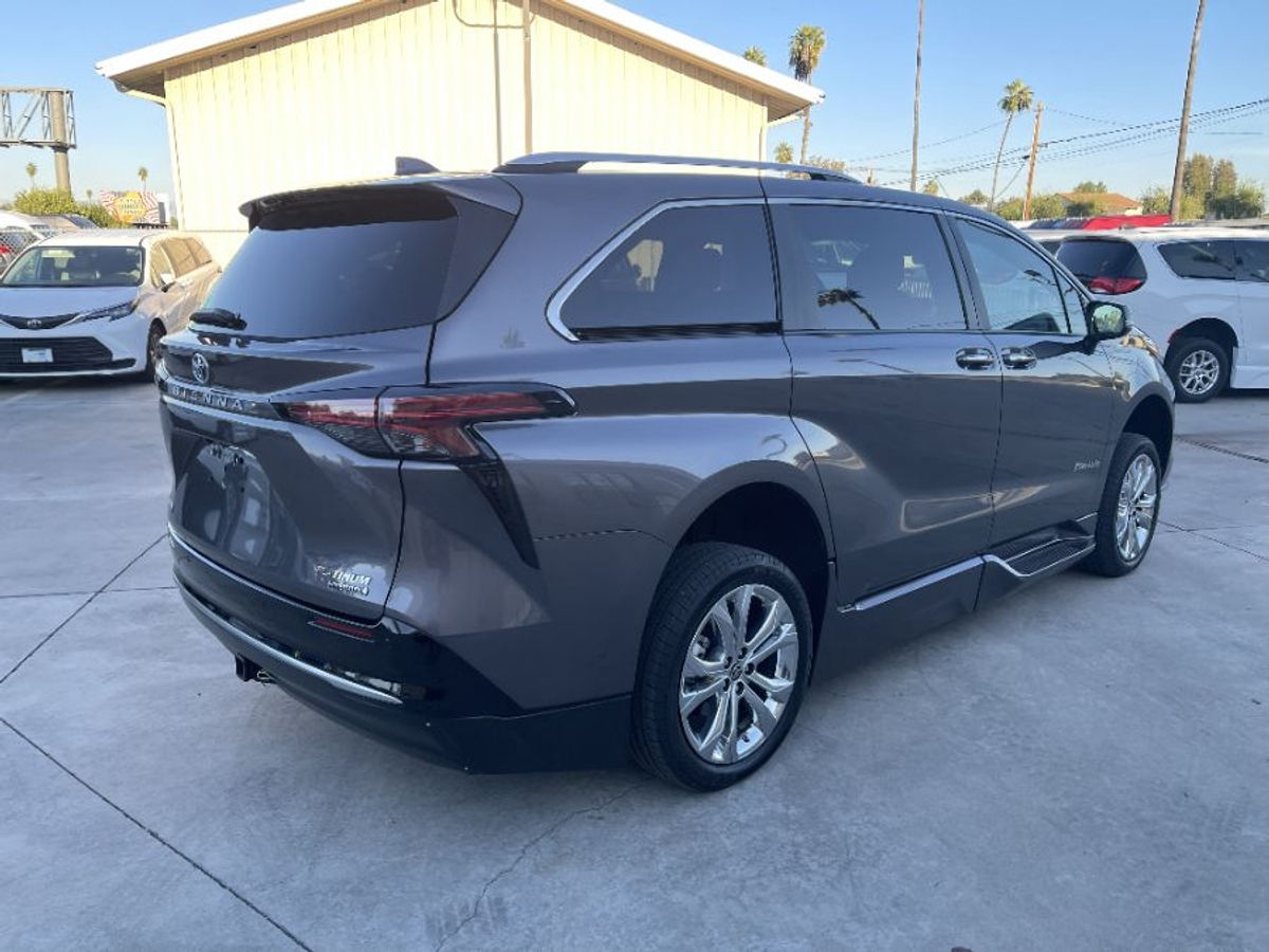 2023 TOYOTA SIENNA - Image 4