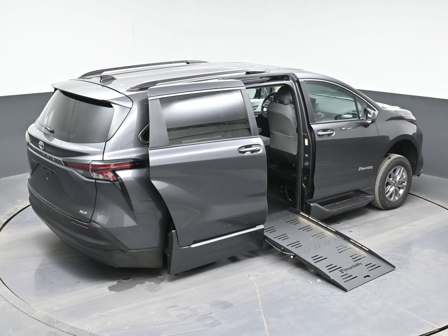 Grey Toyota Sienna image number 25