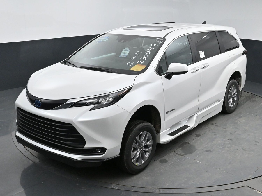New 2025 Toyota Sienna Hybrid XLE Base - BraunAbility Side Entry Entry In Floor Automatic Ramp