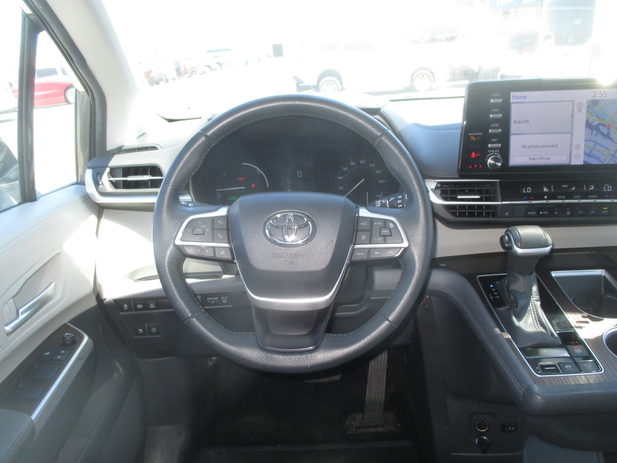 Grey Toyota Sienna image number 11