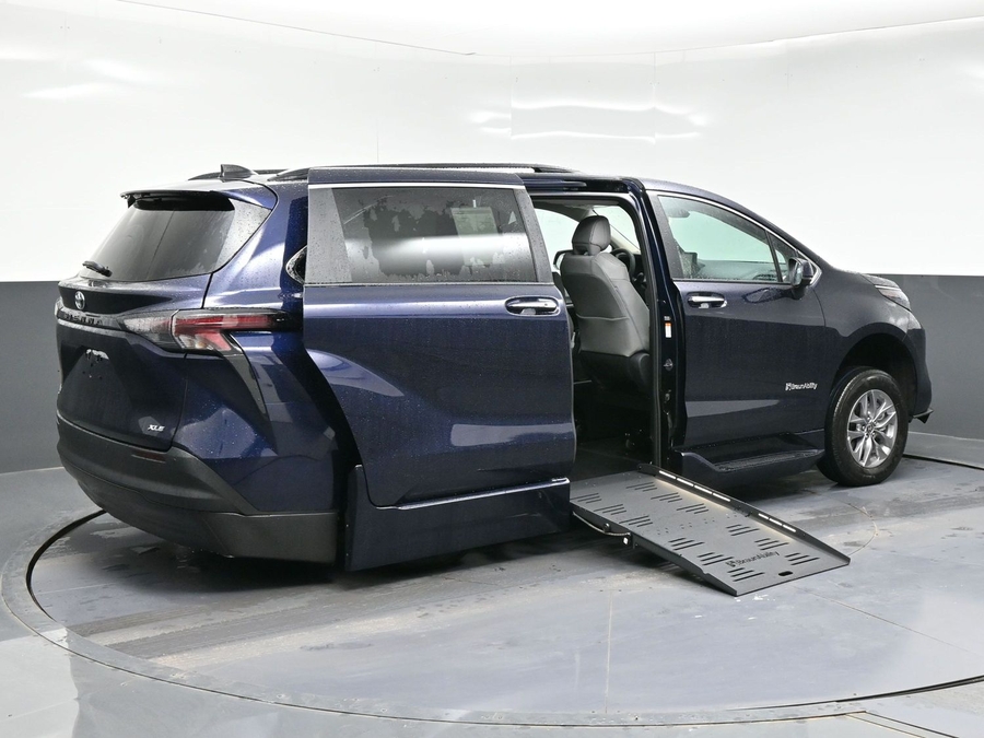 Blue Toyota Sienna image number 4
