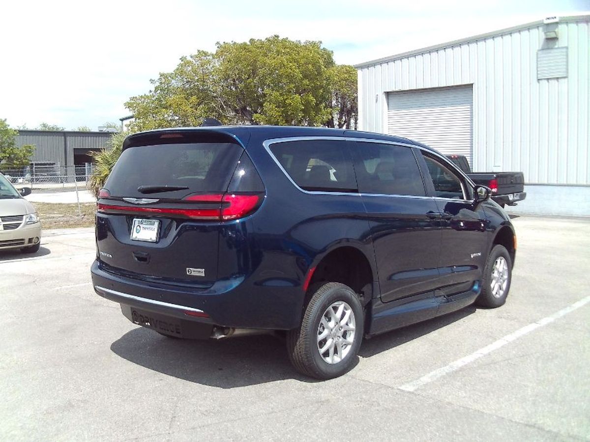 Blue Chrysler Pacifica image number 6