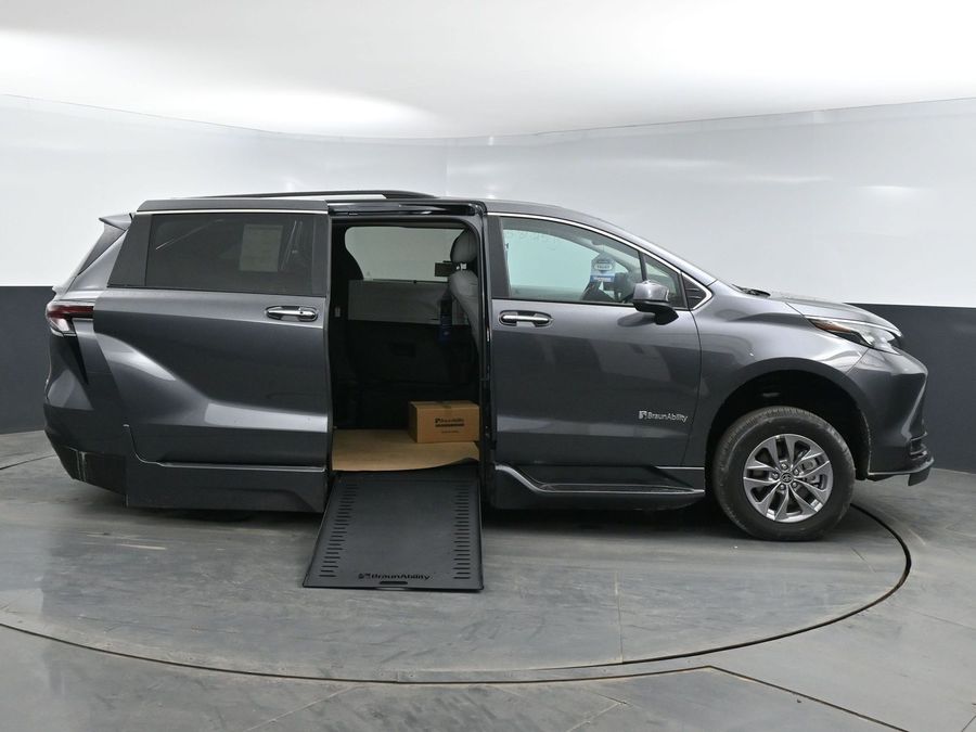 New 2025 Toyota Sienna Hybrid XLE Plus - BraunAbility Side Entry Entry In Floor Automatic Ramp