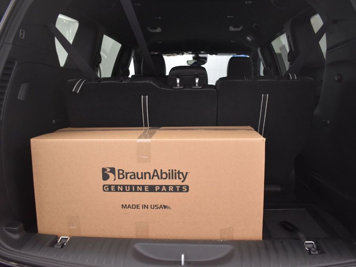 Black Chrysler Pacifica image number 13