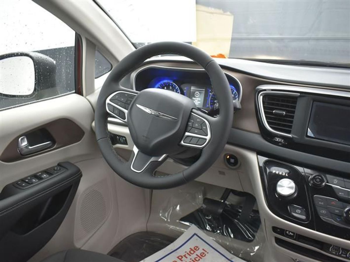 Red Chrysler Voyager image number 18