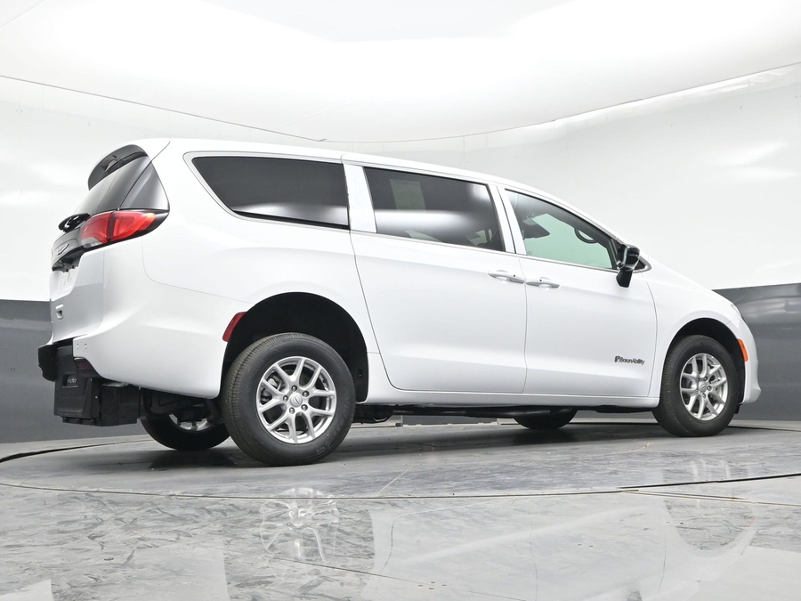 White Chrysler Voyager image number 20