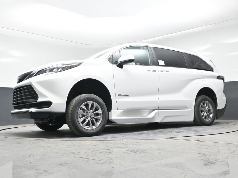 New 2026 Toyota Sienna Hybrid LE - BraunAbility Side Entry Entry Fold Out Automatic Ramp