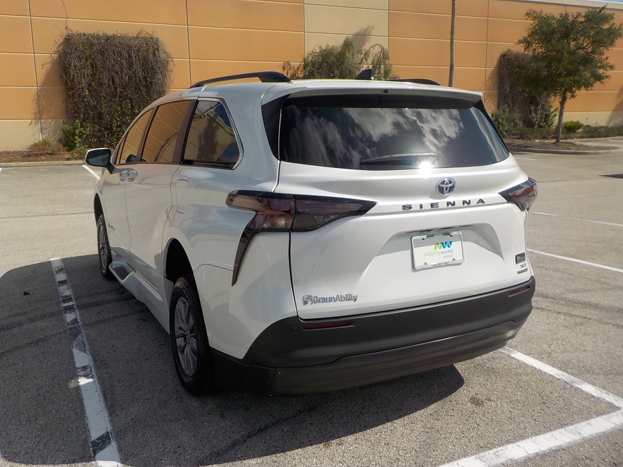 White Toyota Sienna image number 5
