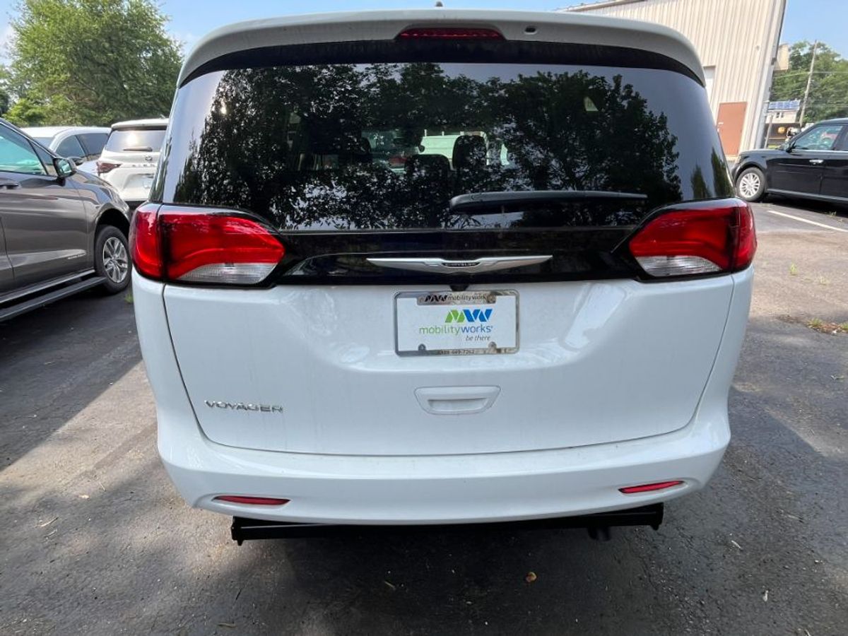 White Chrysler Voyager image number 5
