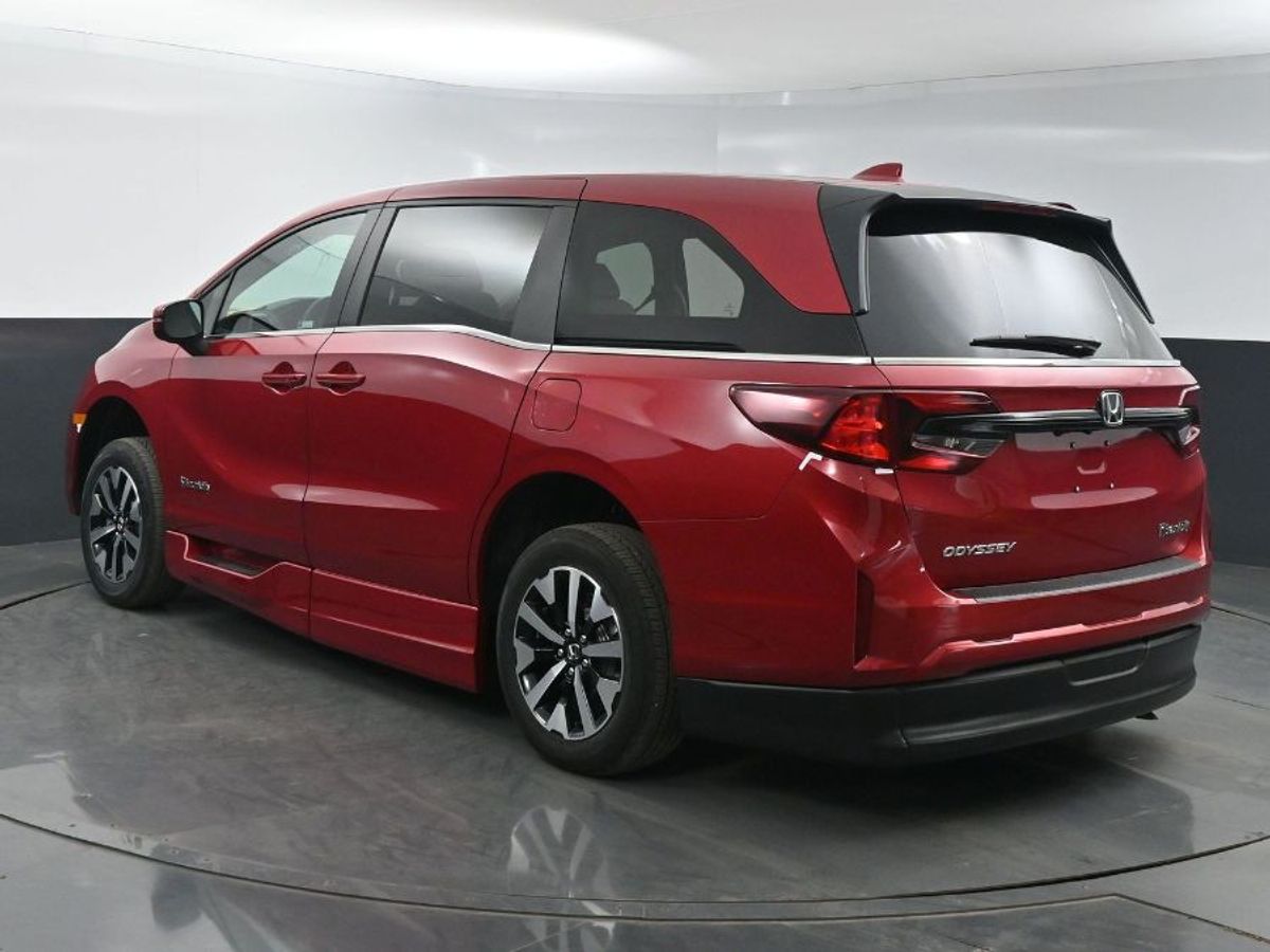 Red Honda Odyssey image number 4