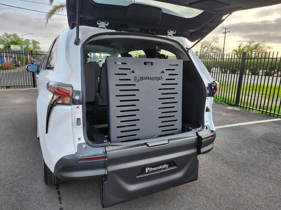 New 2025 Toyota Sienna Hybrid LE - BraunAbility Commercial Rear Entry Entry Fold Out Manual Ramp
