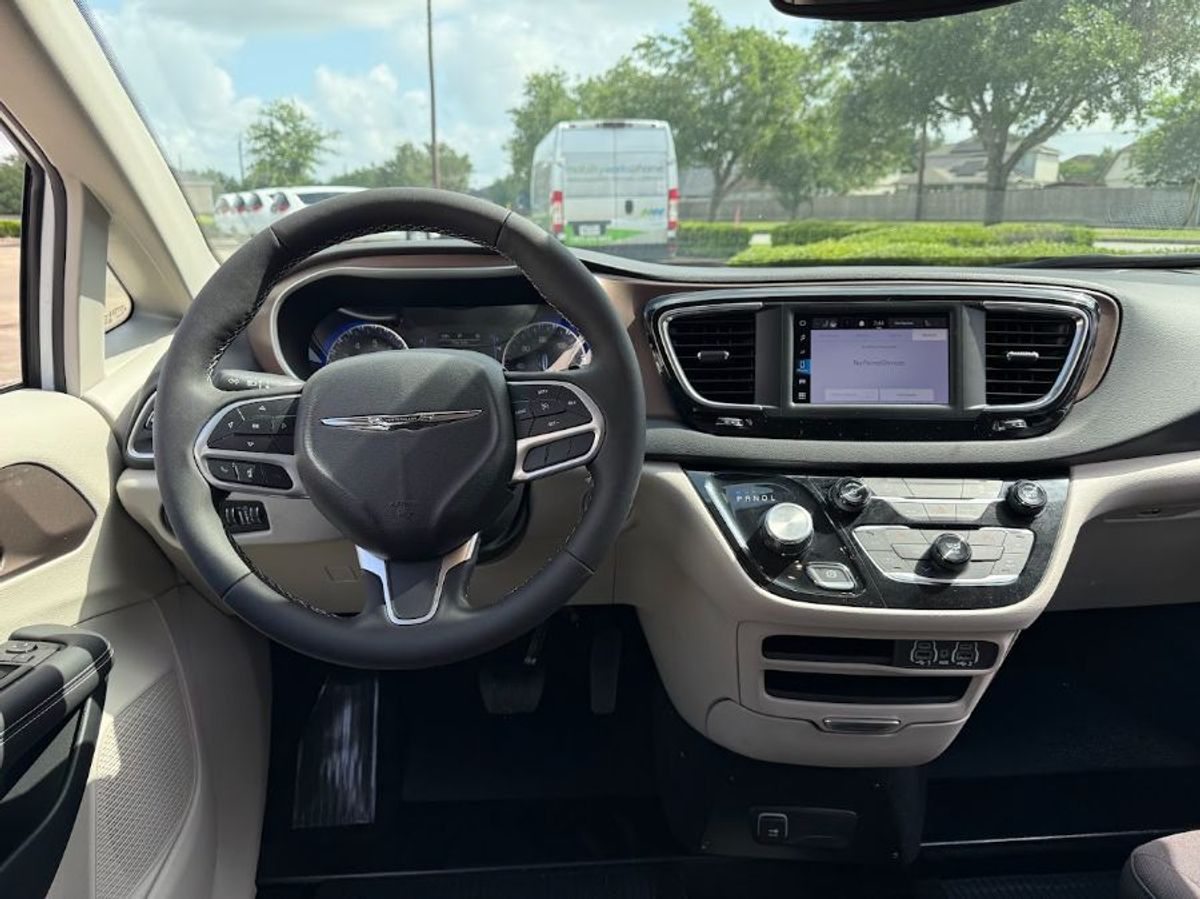 2024 CHRYSLER VOYAGER - Image 14